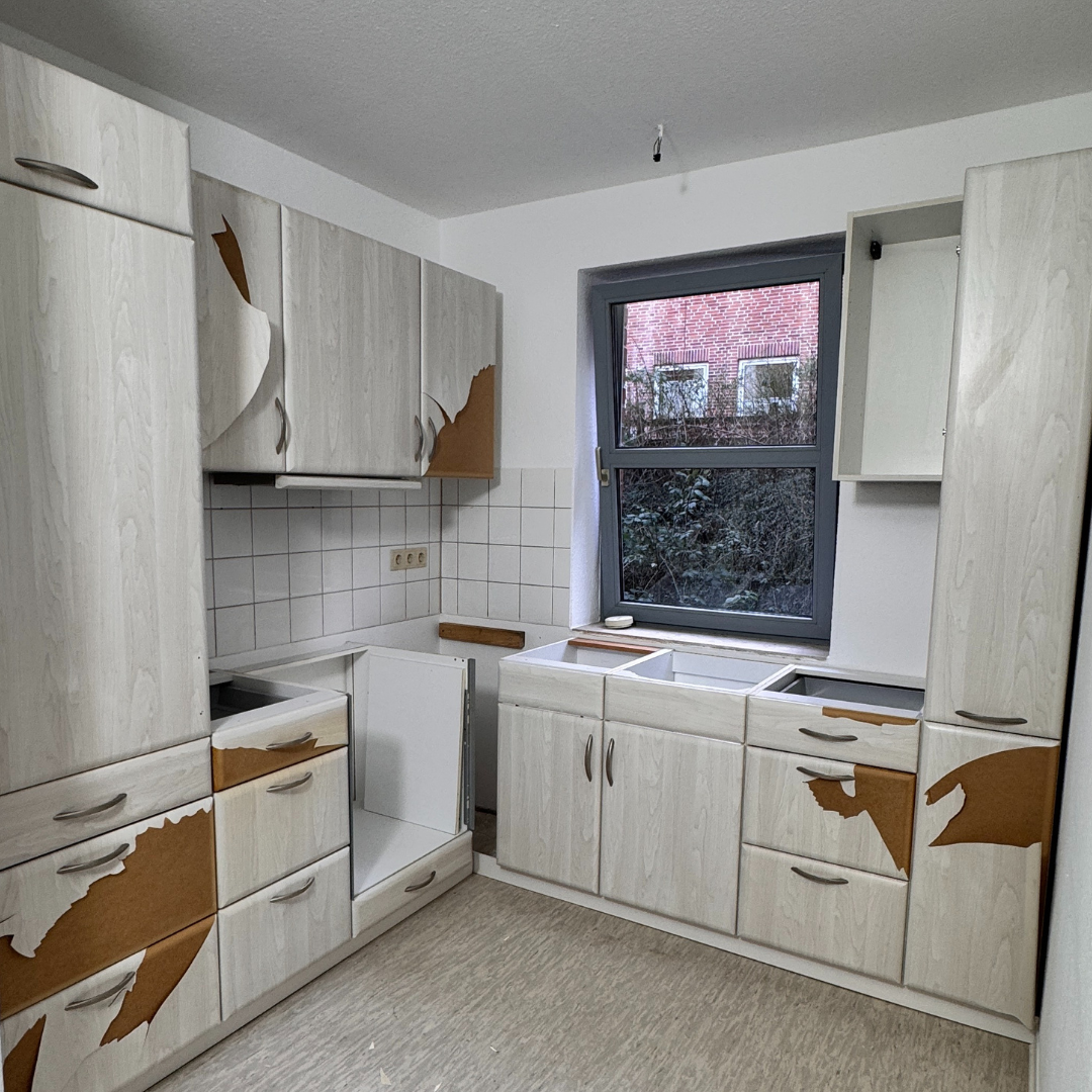 Abgenutzte Fronten, veraltete Geräte und kaum nutzbarer Stauraum – diese Küche hatte ihren Zenit längst überschritten.