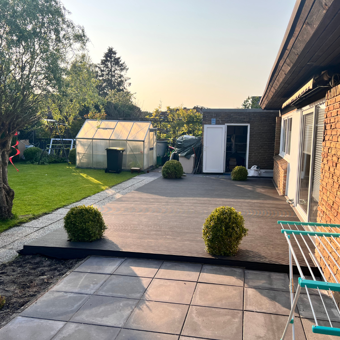 Terasse mit großzügige Terrassendielen aus WPC – langlebig, pflegeleicht und stilvoll.