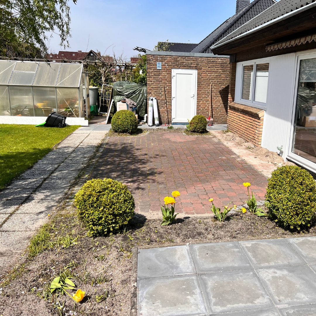 Terasse mit Altbelag aus Verbundpflaster, ungleichmäßig und optisch überholt.